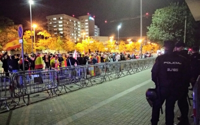 Agents de la Policia Nacional supervisant la concentració | Helena Molist